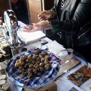 Tartufesta 2021 Montaione pesatura tartufi Toscana Italy