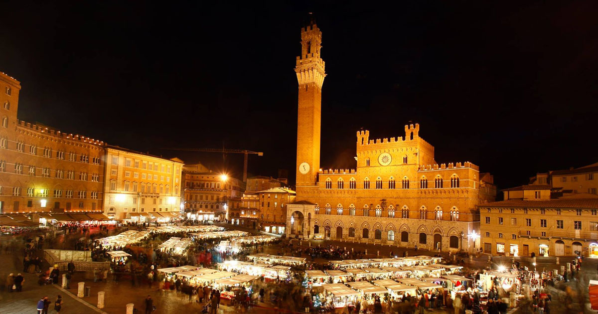 Siena piazza del Campo Santa Croce mercato Natale 2021 Toscana Italy